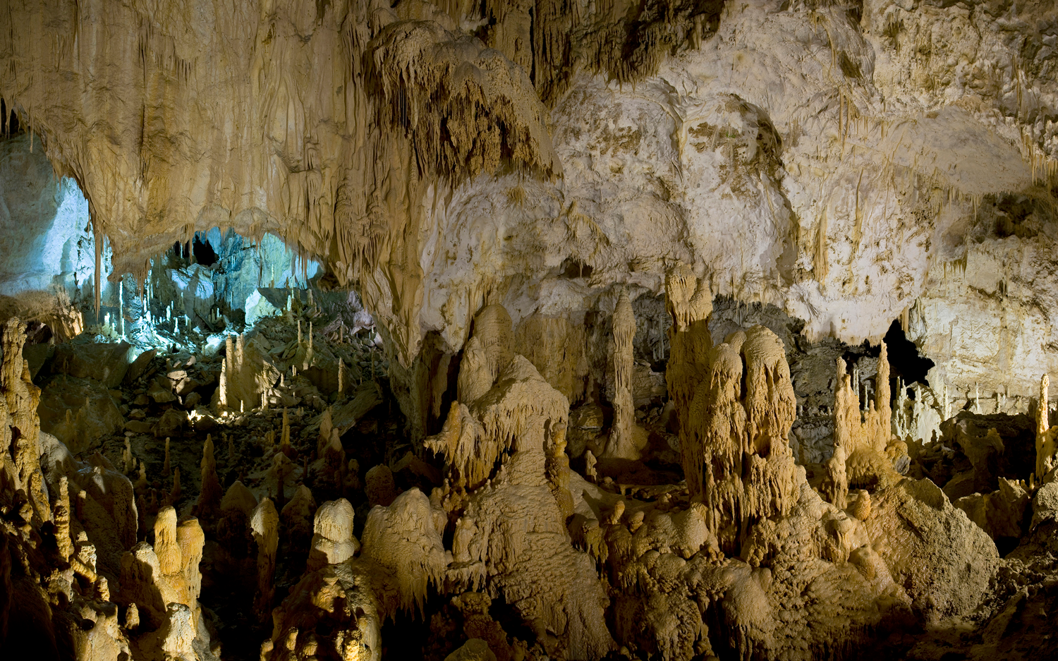 Il Natale s’illumina con iGuzzini alle Grotte di Frasassi